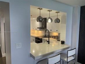 2555 Collins Ave in Miami Beach, FL - Foto de edificio - Building Photo