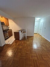 210 Pelham Rd in New Rochelle, NY - Foto de edificio - Building Photo