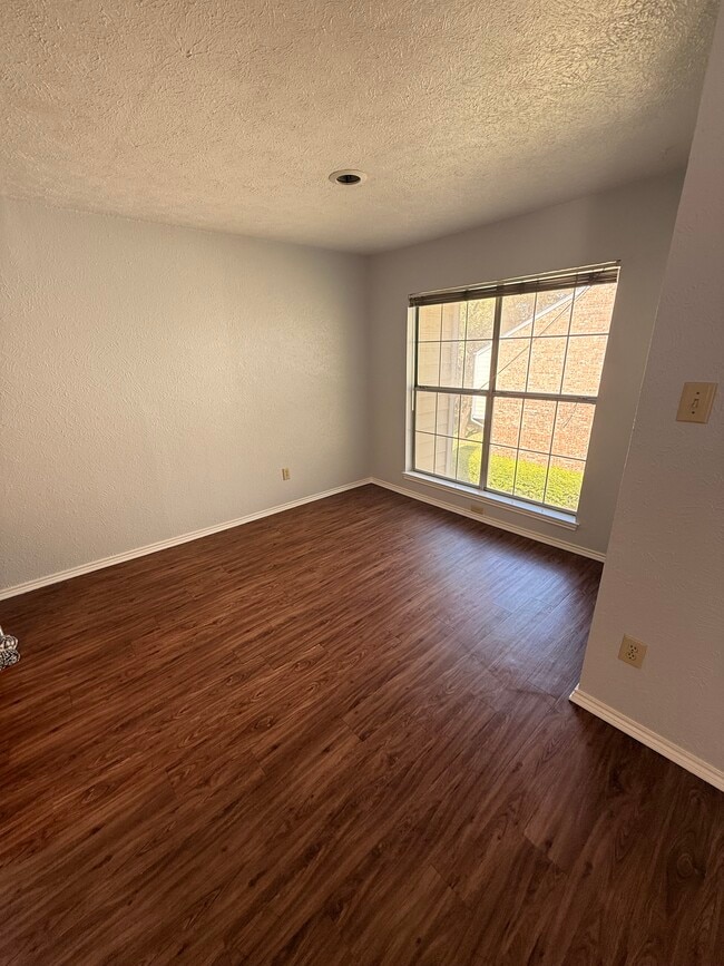 2535 Wedglea Dr, Unit 222 in Dallas, TX - Building Photo - Building Photo