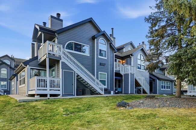 8327 S Upham Way, Unit 3-211 in Littleton, CO - Foto de edificio - Building Photo