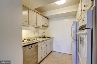 10200 Rockville Pike, Unit 102 in North Bethesda, MD - Building Photo - Building Photo