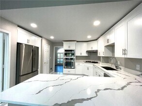 11355 Vedrines Dr in Alpharetta, GA - Foto de edificio - Building Photo