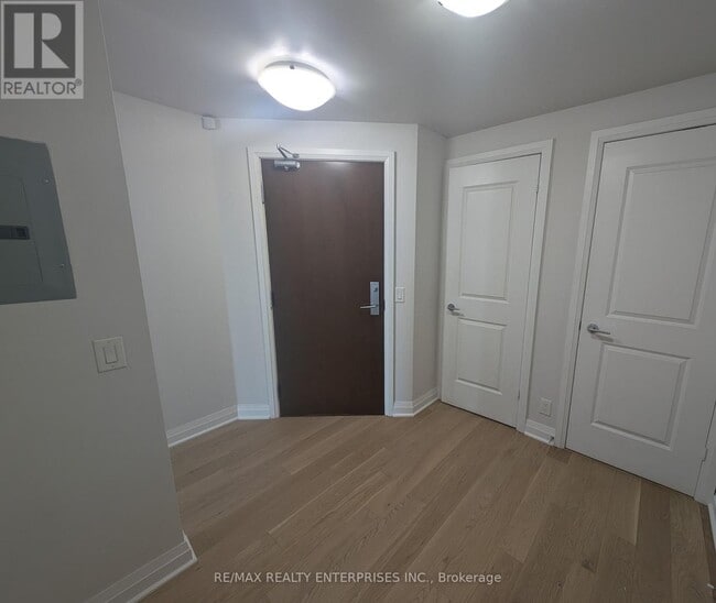 1055 Southdown Rd in Mississauga, ON - Building Photo - Building Photo