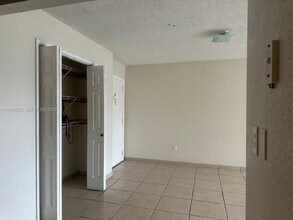 9120 Fontainebleau Blvd in Miami, FL - Foto de edificio - Building Photo