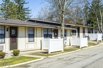 Robin Court Apartments in Zanesville, OH - Foto de edificio - Building Photo