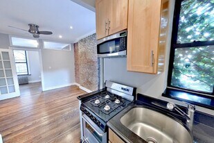 52 Barrow St in New York, NY - Building Photo