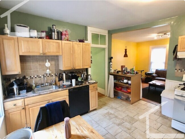 12 Bucknam St, Unit 2 in Boston, MA - Foto de edificio - Building Photo