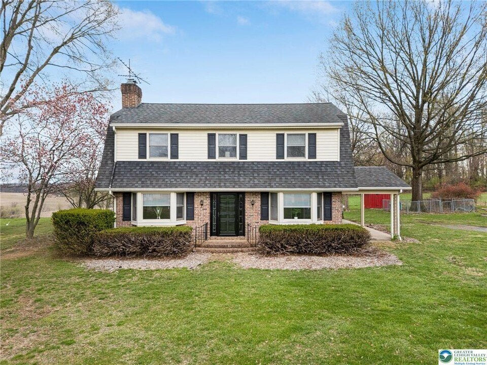 301 Ontelaunee Dr in Shoemakersville, PA - Building Photo