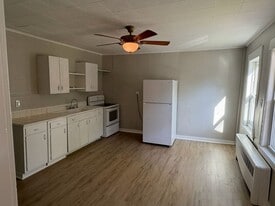 186-196 S Main St in Suffield, CT - Building Photo