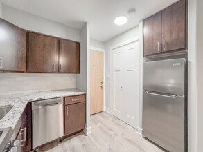 448 W Barry in Chicago, IL - Building Photo - Building Photo