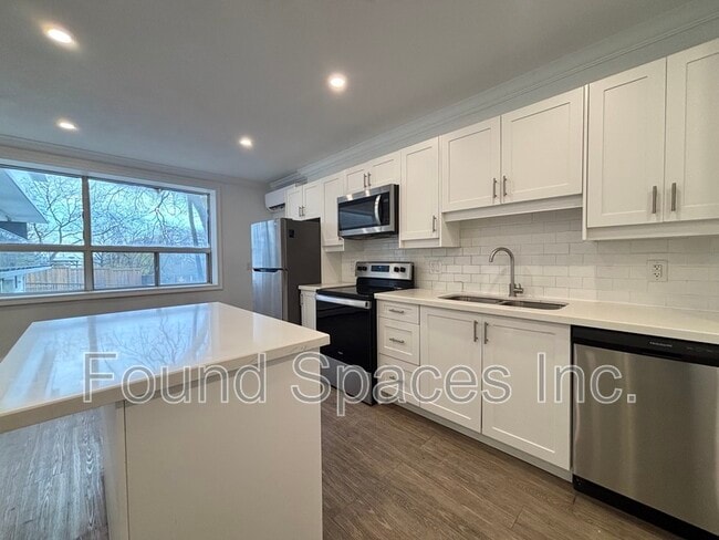 112 St Joseph's Dr in Hamilton, ON - Building Photo - Building Photo
