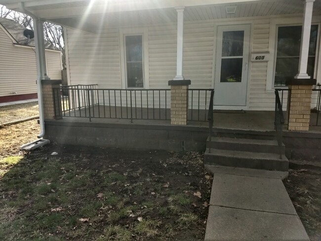 605 S Purdy Ave in Lyons, KS - Foto de edificio - Building Photo
