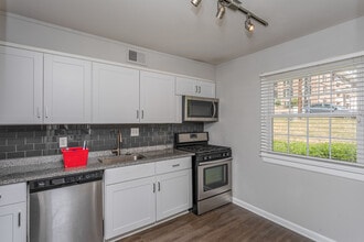 ReNew Druid Hills in Decatur, GA - Foto de edificio - Interior Photo