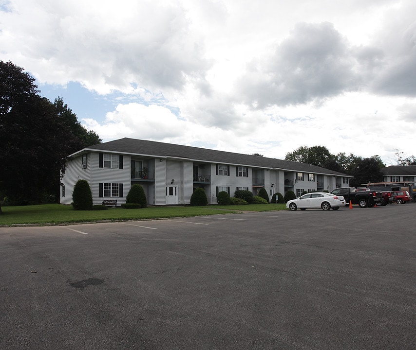 Old Carriage House Apartments in Clinton, NY - Foto de edificio