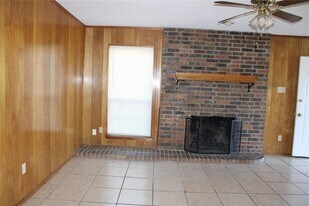 613 NW Renfro St in Burleson, TX - Building Photo