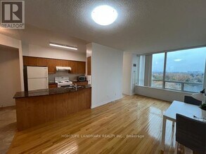 509 Beecroft Rd in Toronto, ON - Building Photo - Building Photo