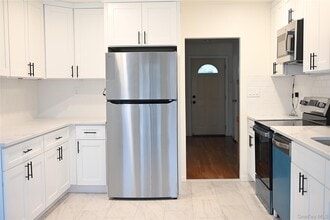 16 Middle Ln in Jericho, NY - Building Photo - Building Photo