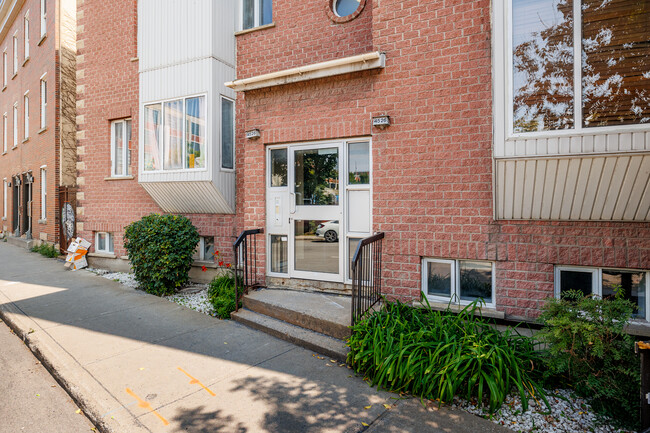 4526 Saint-Antoine Rue O in Montréal, QC - Building Photo - Building Photo