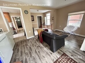 **Rooms Available Less Than 1 Block From Campus** in Hamilton, ON - Building Photo - Building Photo