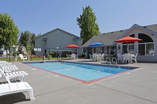 McNary Heights Apartments in Salem, OR - Building Photo