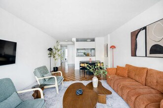 350 W 43rd St, Unit SI ID1381654P in New York, NY - Building Photo - Building Photo