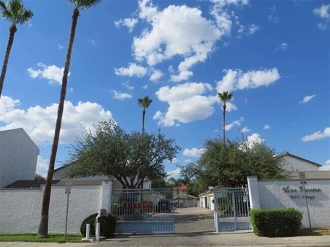 100 W Village Blvd in Laredo, TX - Building Photo - Building Photo