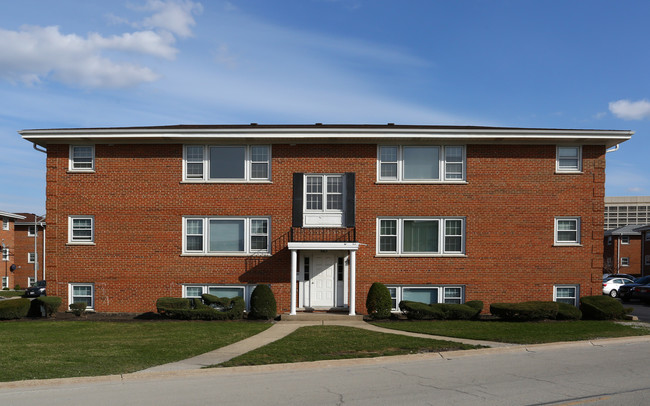 9465 Maple Dr in Des Plaines, IL - Building Photo - Building Photo