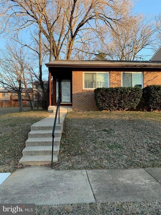 2 Chinook Ct in Randallstown, MD - Building Photo