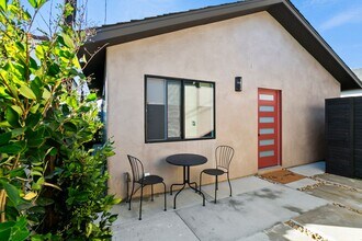 354 La Perle Pl in Costa Mesa, CA - Building Photo - Building Photo