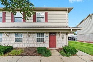 162 Princeton Dr in South Lyon, MI - Building Photo