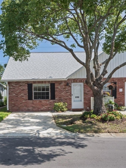 6709 Devonshire Ln, Unit 10A in New Port Richey, FL - Building Photo