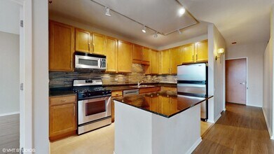 210 S Desplaines St in Chicago, IL - Building Photo - Building Photo