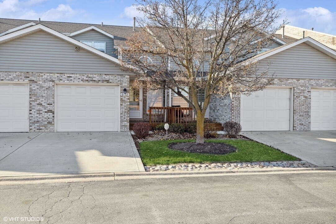 8152 Daniel Dr in Justice, IL - Building Photo