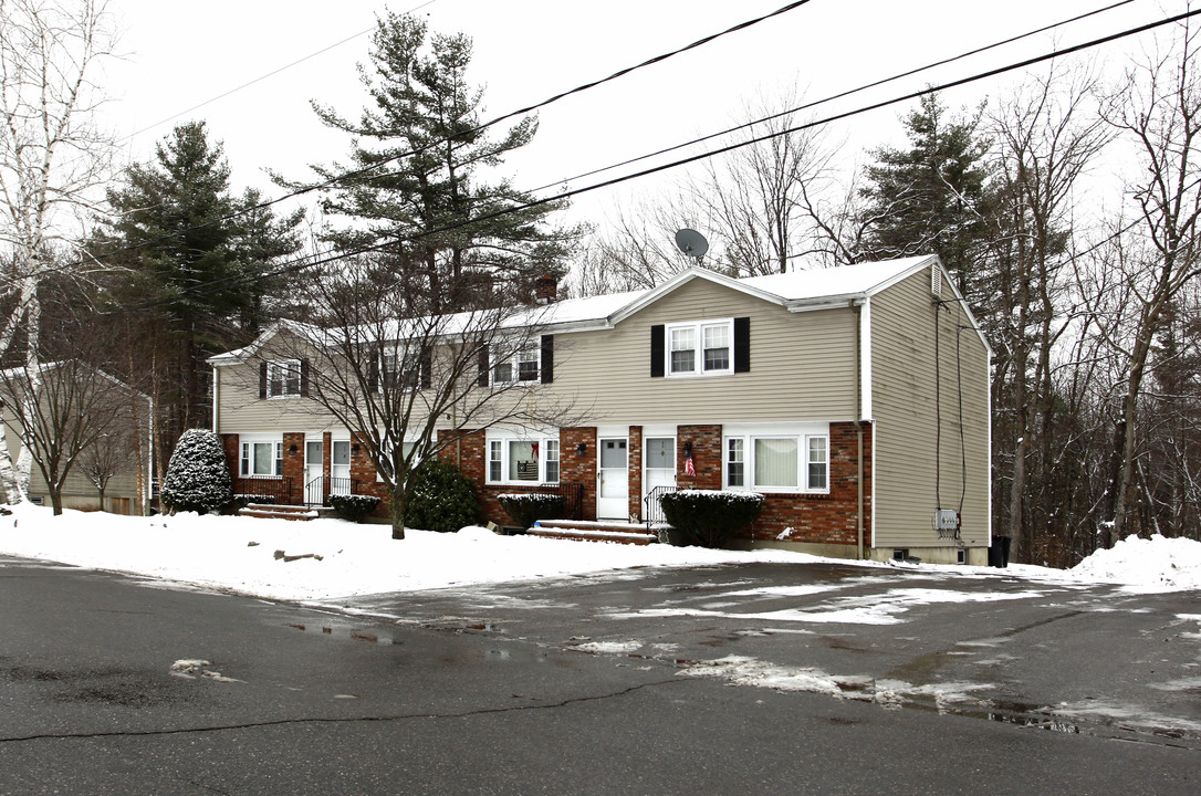 Wellington Townhouses in Plaistow, NH - Building Photo