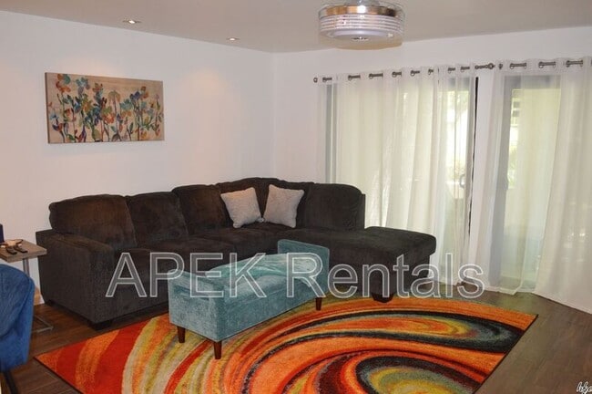 1925 N Vía Miraleste in Palm Springs, CA - Building Photo - Building Photo