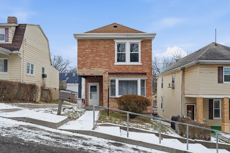 1210 Round Top St in Pittsburgh, PA - Foto de edificio