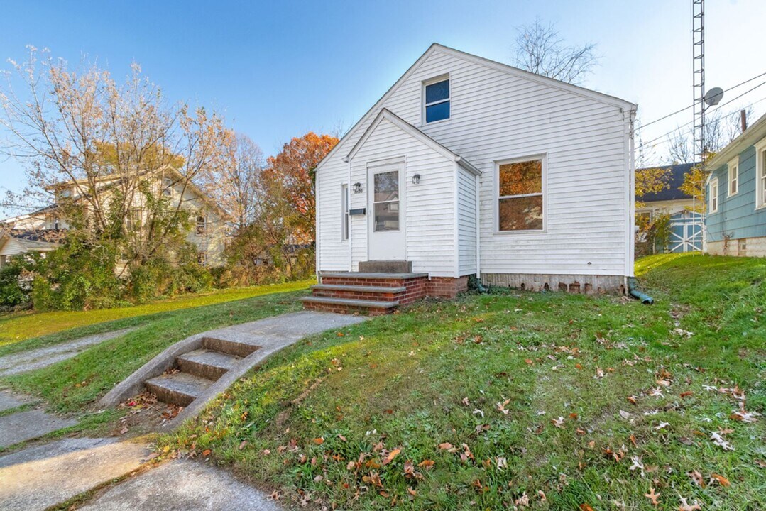 1520 16th St NE in Canton, OH - Building Photo