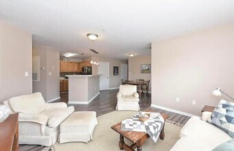 9811 Campus Walk Ln in Charlotte, NC - Foto de edificio - Building Photo