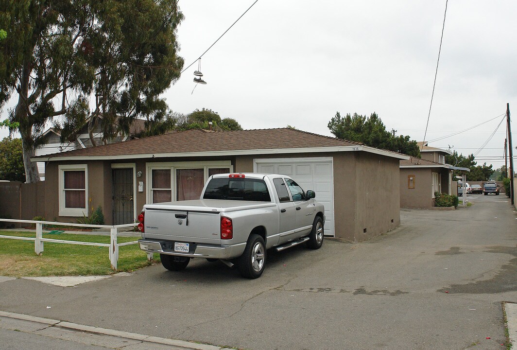 1936 Wallace Ave in Costa Mesa, CA - Foto de edificio