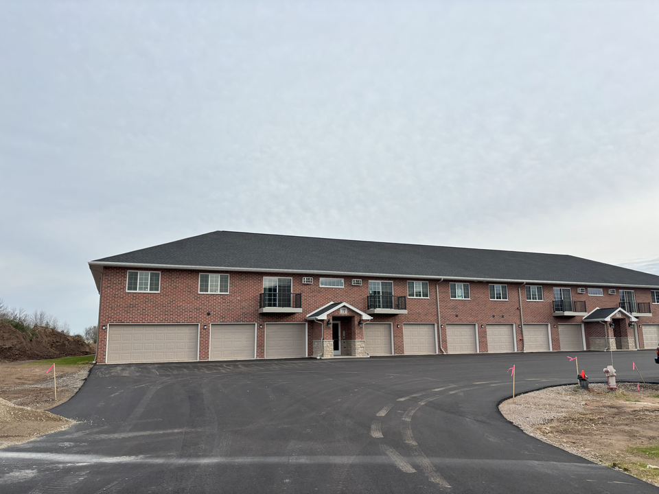 128 S Mainline Dr, Unit 11 in Seymour, WI - Foto de edificio