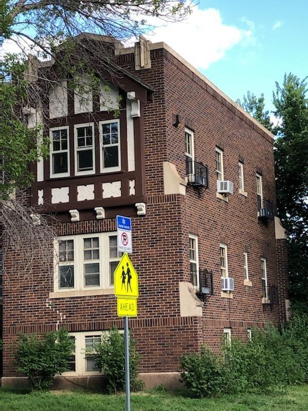 Tudor Apartments in Pierre, SD - Foto de edificio - Building Photo