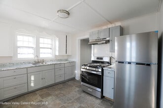 180 Broadway in Port Ewen, NY - Foto de edificio - Building Photo