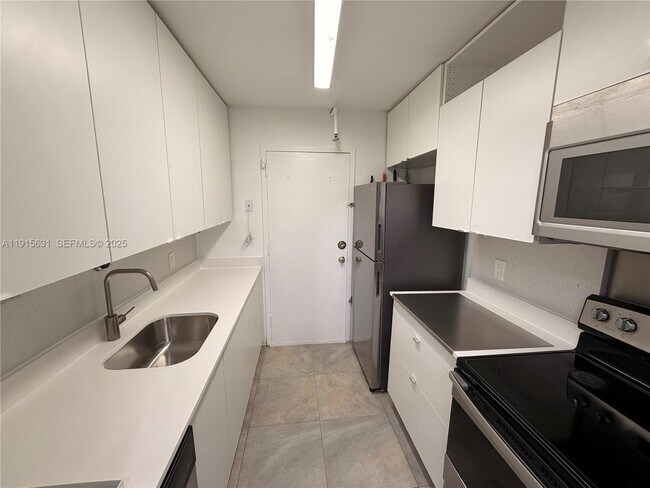 2350 NE 135th St in North Miami, FL - Building Photo - Building Photo