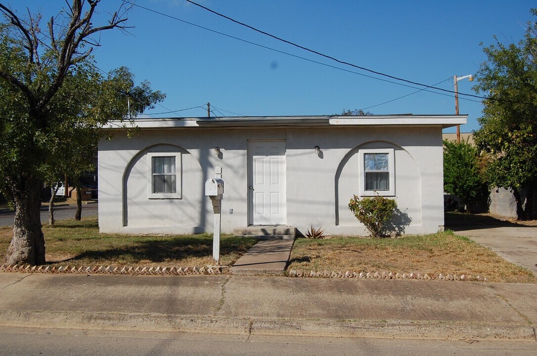 1902 E Price St in Laredo, TX - Building Photo