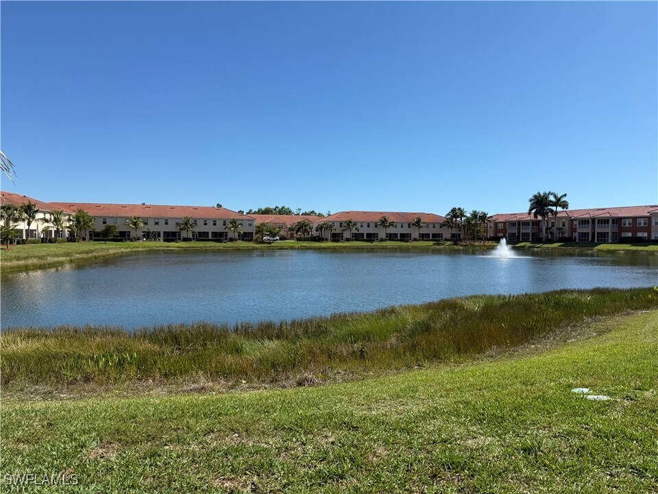 8890 Via Isola Court in Ft. Myers, FL - Foto de edificio