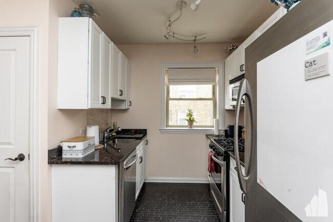 property at 1907 W Winona St