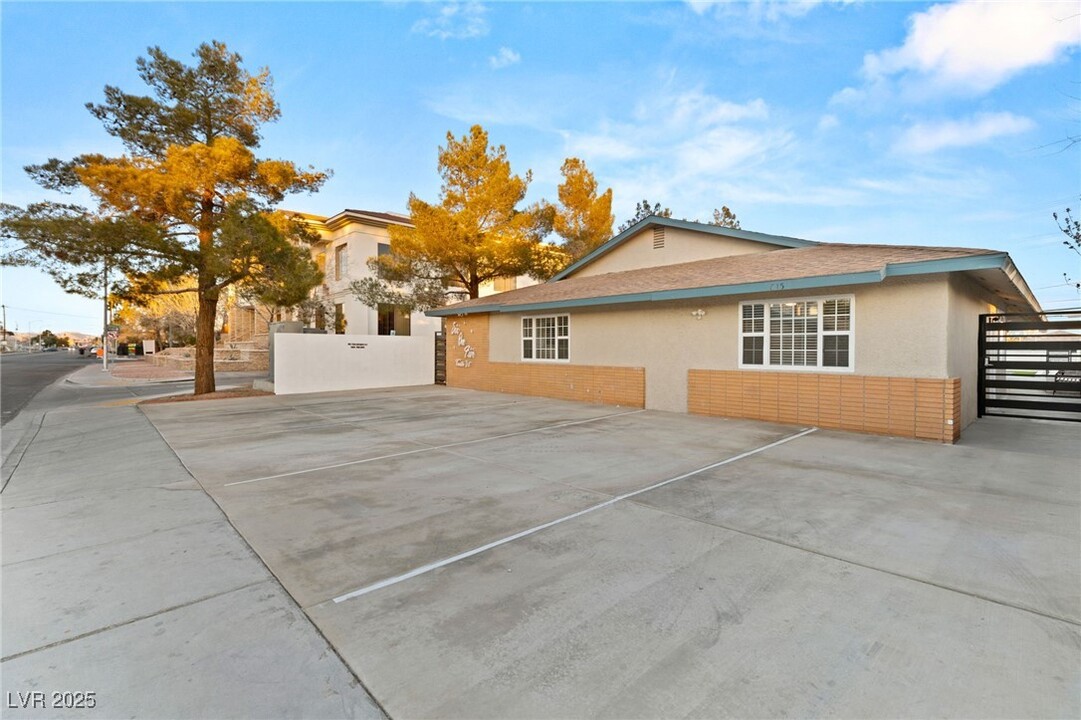 615 S 10th St in Las Vegas, NV - Foto de edificio