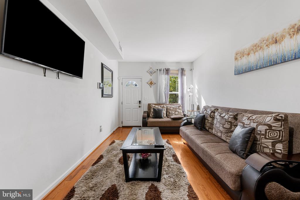 831 S Montford Ave in Baltimore, MD - Building Photo