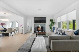 13 Sherwood Rd in Hampton Bays, NY - Building Photo - Building Photo