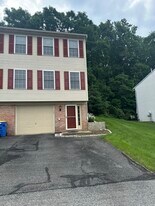 635 Rockwood Dr in Elizabethtown, PA - Building Photo